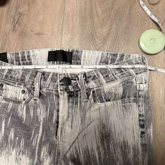 VINCE Dylan Coated beat down brushstroke print gray and white skinny jeans. - Picture 11 of 13